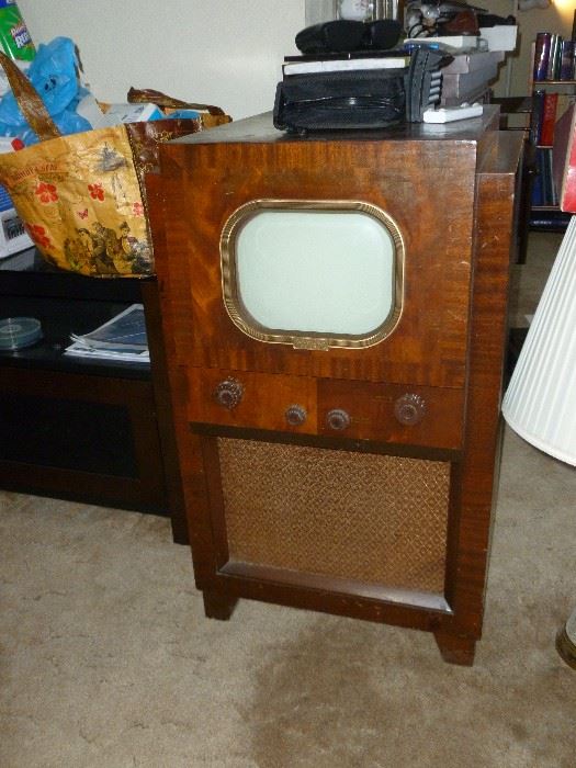 Cool little vintage Console TV..beautiful cabinet!