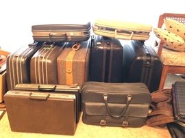Several pieces of samsonite and other vintage luggage 