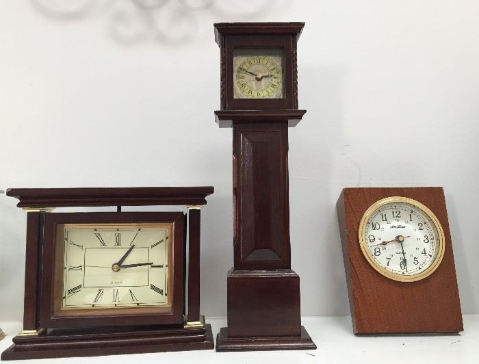 Assorted clocks.