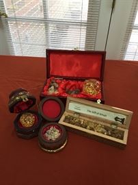 Sets of gold, frankincense and myrrh.