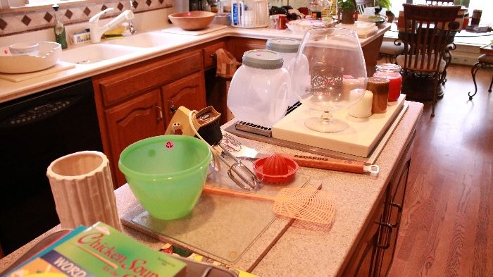 Kitchen items, including Tupperware