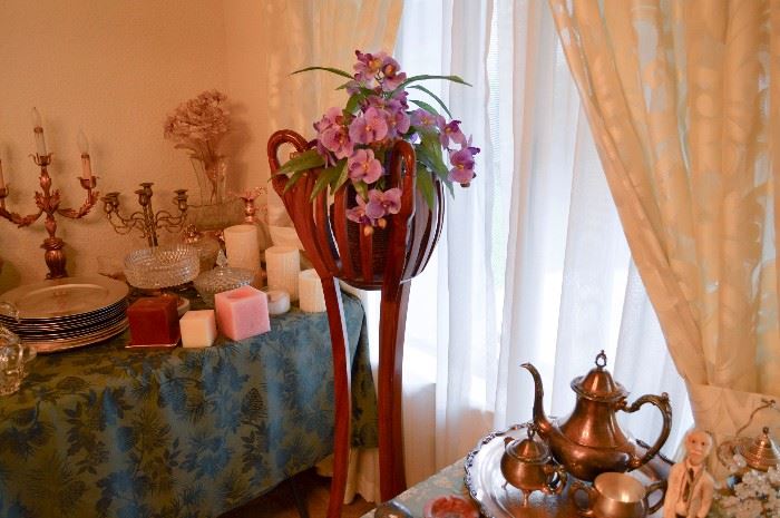 Chochacas, flower stand and gold plated items