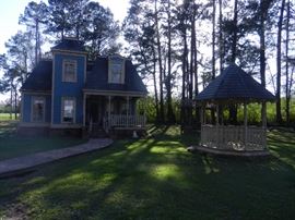 2 STORY LIVABLE 1800 SQ. FT. VICTORIAN HOUSE BUILT TO HOUSE & DISPLAY FABULOUS DOLL COLLECTION  ( HOUSE IS LIFE SIZE )