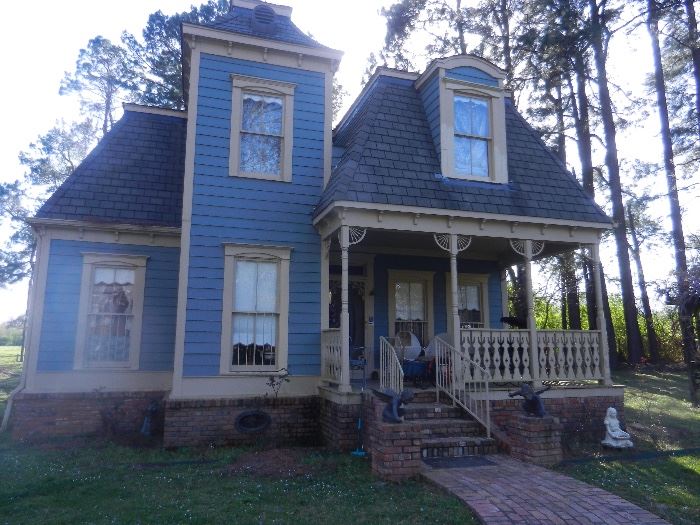 2 STORY 1800 SQ. FT. LIVABLE VICTORIAN HOUSE BUILT TO HOUSE & DISPLAY FABULOUS DOLL COLLECTION ( HOUSE IS LIFE SIZE )