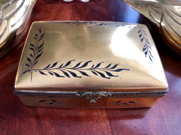 Pretty, antique Limoges porcelain box.