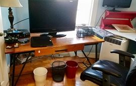 Solid desk with one drawer and metal base