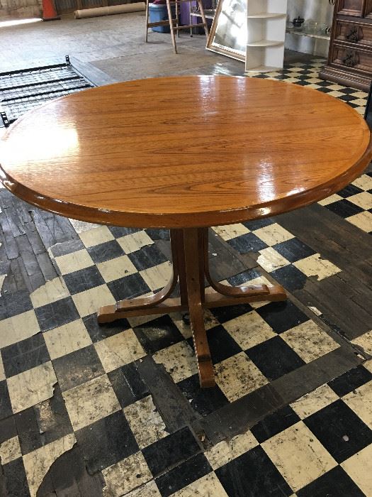 Beautiful round mid-century oak table