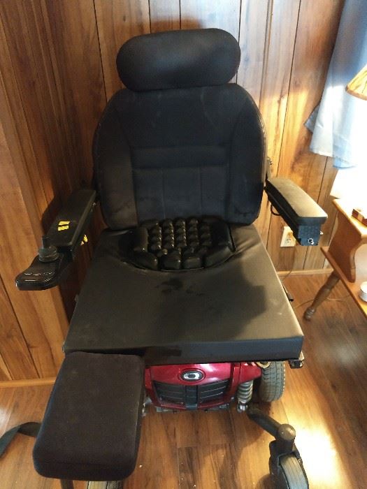 2014 power chair w/custom cushion, new tires, and recently updated