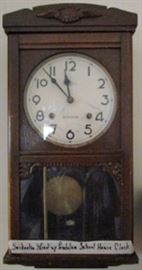 Vintage Seikosha wind-up pendelum school house clock