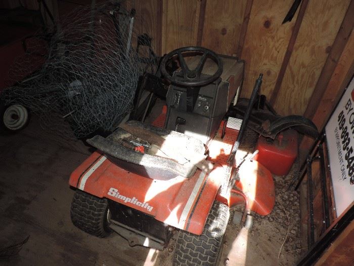 Simplicity Riding Mower .. FOR PARTS ONLY