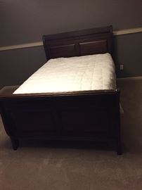 Queen size sleigh bed 