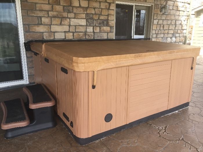 Wind River Typhoon 7 person hot tub 