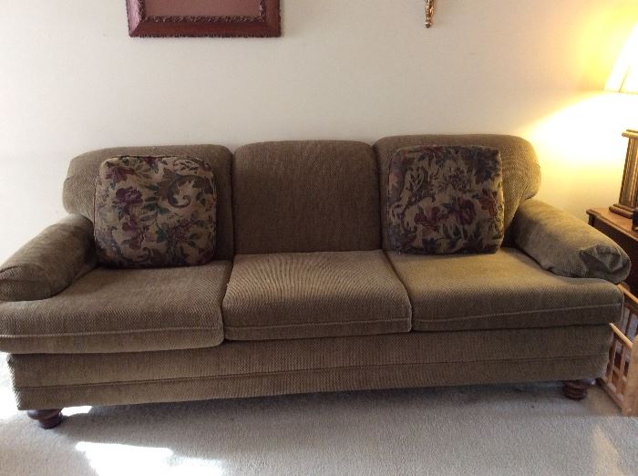 3 Cushion sofa with knob feet