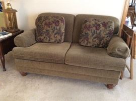 2 Cushion matching loveseat with knob fdeet