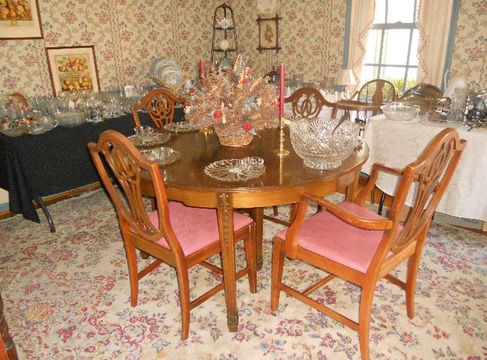 Mahogany dining table with leaves & 6 chairs