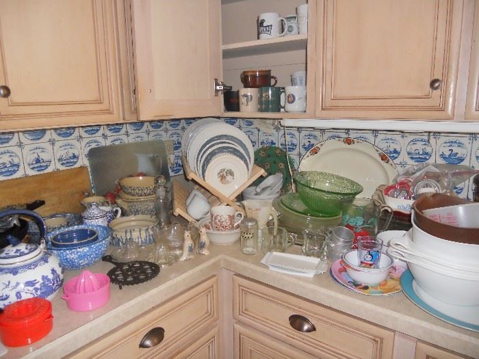 Large selection of kitchen items