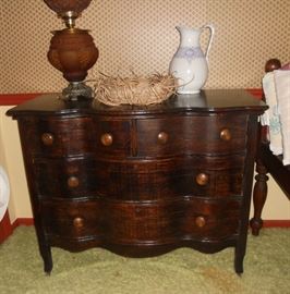 Antique serpentine 3-drawer chest