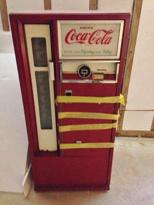 Vintage Coke Machine Model: CS-64ES