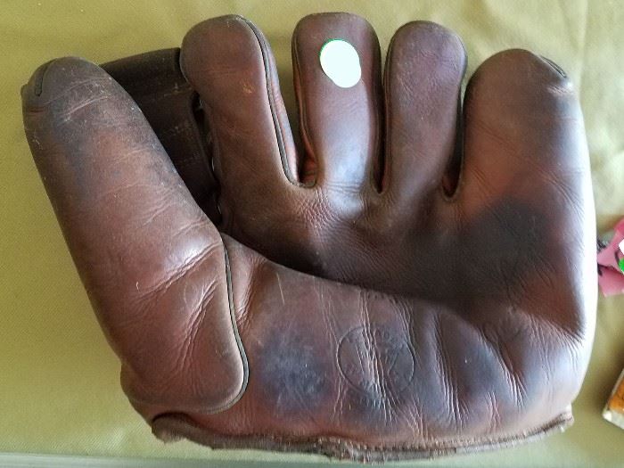 Vintage Reach baseball glove