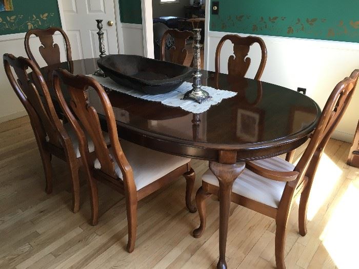 Thomasville dining table and chairs, 2 leaves and custom pads
