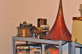 ANTIQUE  - THOMAS EDISON PHONOGRAPH, MODEL H WITH HORN