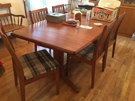 Vintage Mid Century expandable teak dining table; 6 chairs