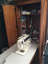 Singer sewing machine, drop down from cabinet