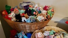 Hundreds of Beanie Babies!
