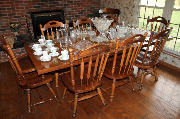 Dining table with 2 leaves and 8 chairs, glassware / crystal