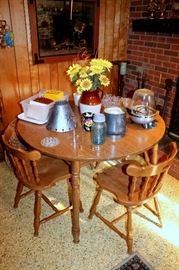 Round / oval table with 2 leaves and 4 chairs