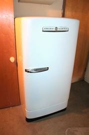 Super vintage GE refrigerator - working and clean!