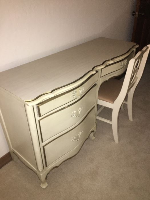 Caldwell 5 piece berdroom set 1960's, pristine and scratch free, great for a girls room!