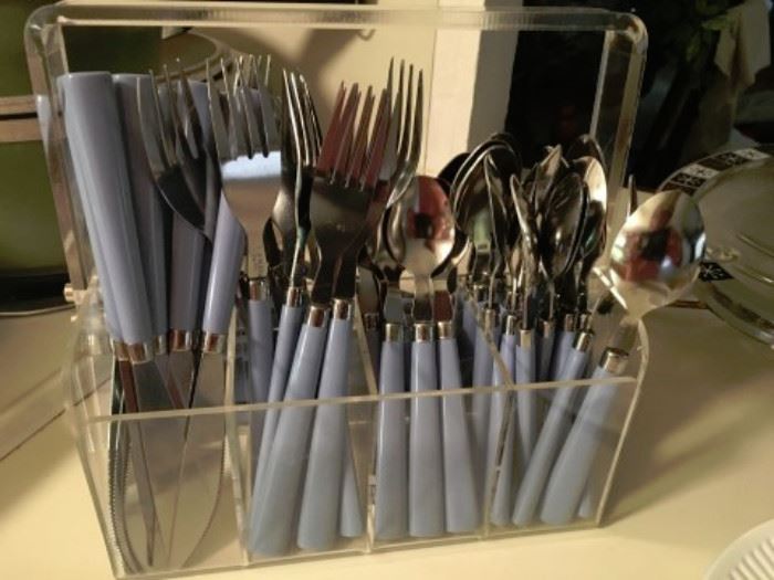 Service for 23 with silverware caddy- Go figure!