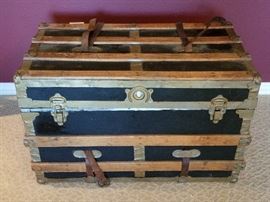ANTIQUE STEAMER TRUNK