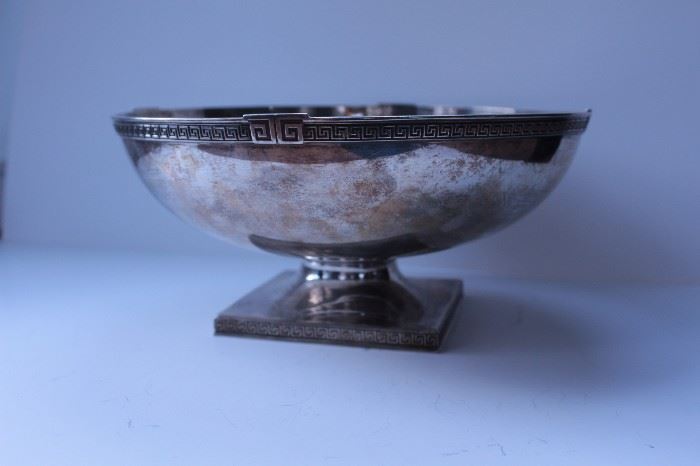 Large sterling silver bowl. Absolutely stunning! Weighs 580 grams or 18.6 ozT. 