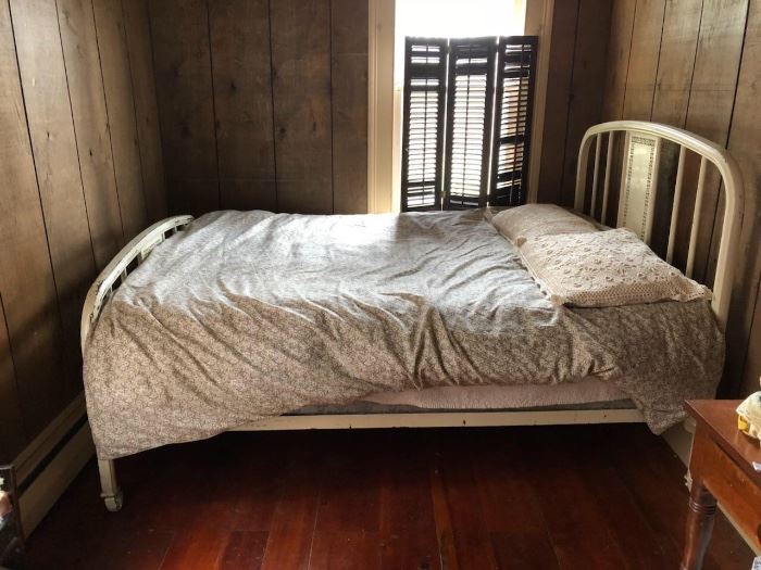 Full/double size vintage metal bed