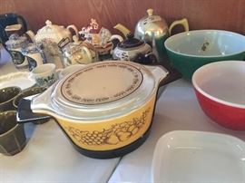 pyrex  assorted vintage colors and sizes 
