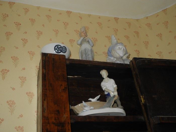 Figurines