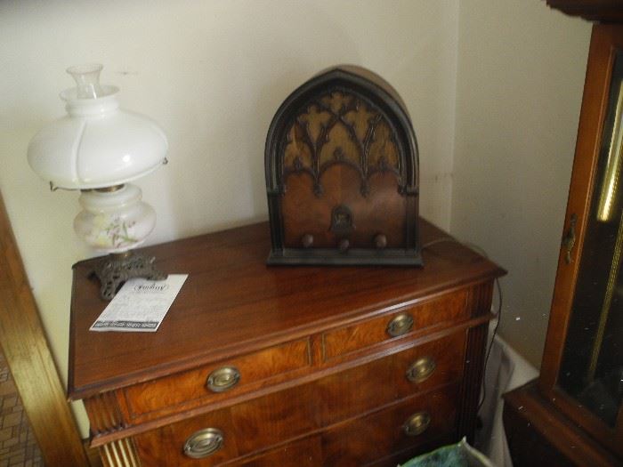 Antique tube radio