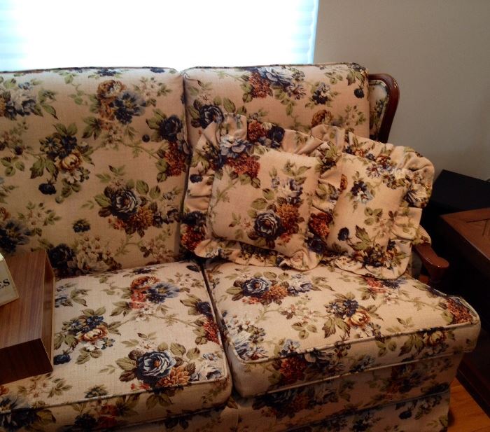 1960 country 3 seater sofa
Excellent condition!
$40
