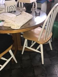 ROUND KITCHEN TABLE WITH 4 CHAIRS, EXCELLENT CONDITION WITH GLASS ON TOP OF THE WOOD