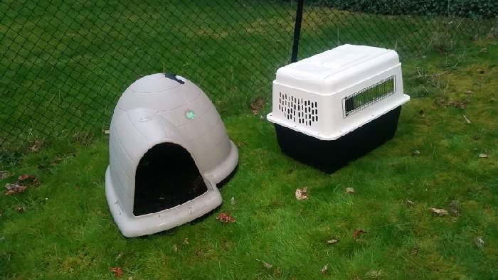 Very good condition Igloo dog kennel and dog crate