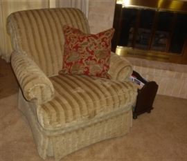 COMFY BROYHILL LOUNG CHAIR