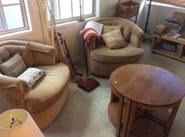 Chairs, cool retro table with pull outs 