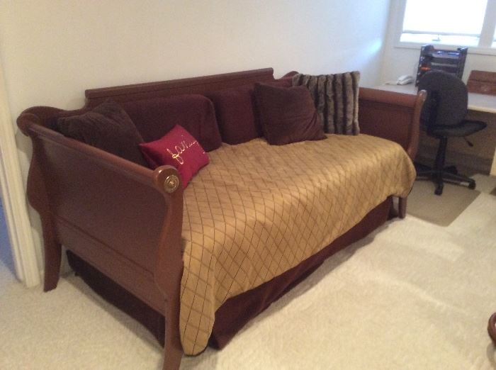 BEAUTIFUL NEWER TRUNDLE BED
