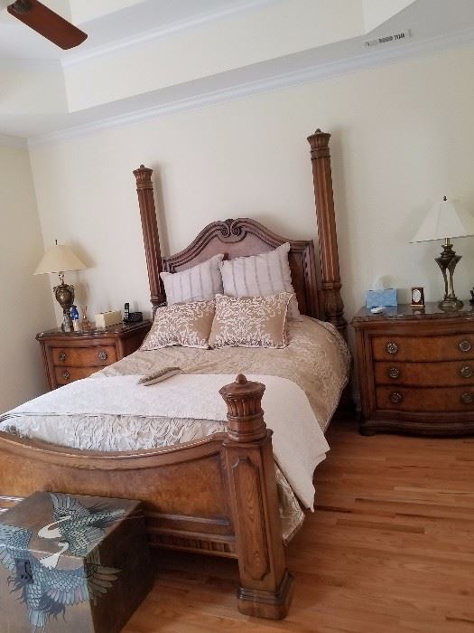 Beautiful master bedroom queen size bed with Tempur-pedic mattress and adjustable bed, head of bed raises or feet raises all of this at a great price!