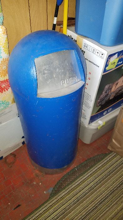 Great metal garbage can w/liner