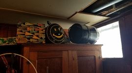 Cute metal case, happy face back and black, vinyl hat box