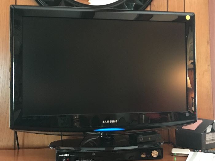 Samsung 32” flat screen TV
