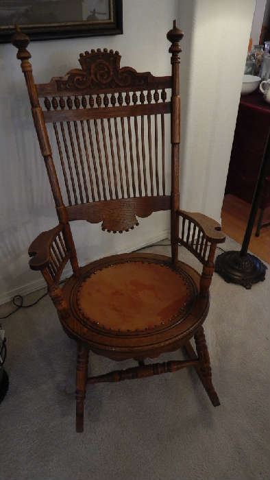 ANTIQUE ROCKING CHAIR IN GREAT CONDITION